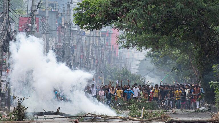 Studentenproteste in Bangladesch       -  Studenten stehen bei dem Protest Polizisten gegenüber.