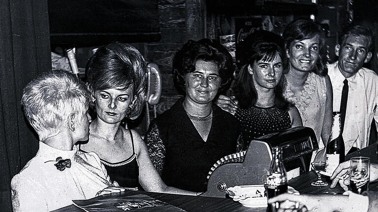 Frauen-Power der 70er: Rudi Schmidts Mutter Theresia (dritte von links) mit ihren Bedienungen im Pferdestall. Frauen-Power der 70er: Rudi Schmidts Mutter Theresia (dritte von links) mit ihren Bedienungen im Pferdestall.