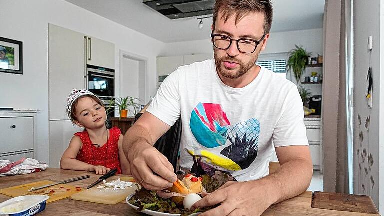 Daniel Staffen-Quandt bereitet zuhause in Bütthard einen Käfer. Der Salat wurde im Vorfeld noch frisch im Garten geerntet. PATTY VARASANO Daniel Staffen-Quandt bereitet zuhause in Bütthard einen Käfer. Der Salat wurde im Vorfeld noch frisch im Garten geerntet. PATTY VARASANO