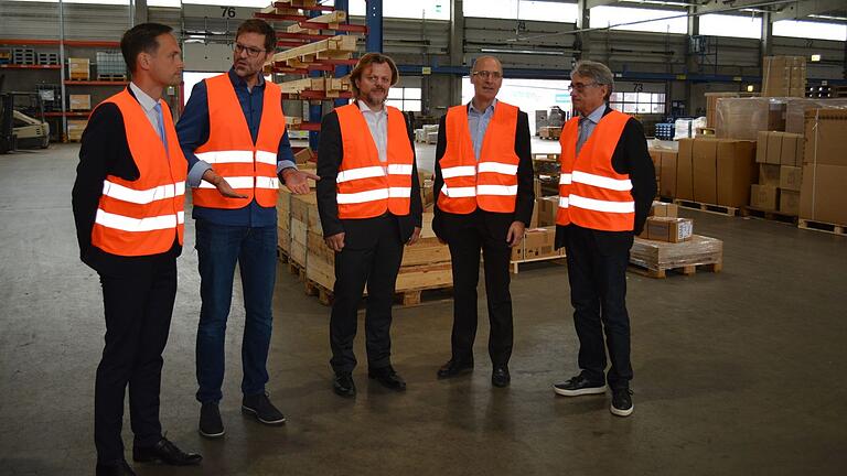 Landrat Florian Töpper (links) besichtigte die Firma Schäflein. Landrat Florian Töpper (links) besichtigte die Firma Schäflein.