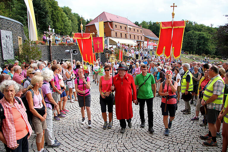 Ankunft am Kloster Kreuzberg: Im Vorjahr bereits begleiteten an der Seite von Pilgerführer Klaus Rind dessen Nachfolge-Duo Claudia Lurz (links) und Thomas Schenkel (rechts) die Wallfahrt. Ankunft am Kloster Kreuzberg: Im Vorjahr bereits begleiteten an der Seite von Pilgerführer Klaus Rind dessen Nachfolge-Duo Claudia Lurz (links) und Thomas Schenkel (rechts) die Wallfahrt. 