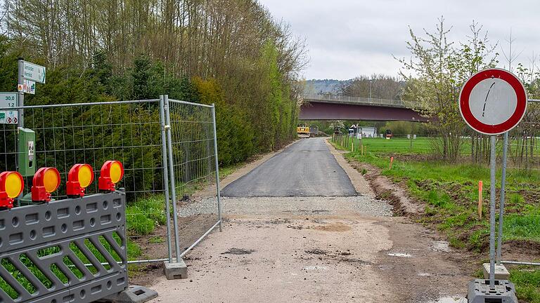 Die Arbeiten am Maintalradweg bei Karlstadt im April. Im Hintergrund ist die Karolingerbrücke zu sehen.