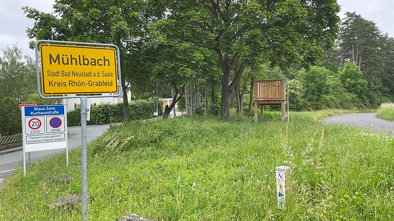 Die Bank wurde oberhalb von Mühlbach installiert und liegt am Rand des neuen Bad Neustädter Stadtwanderwegs.