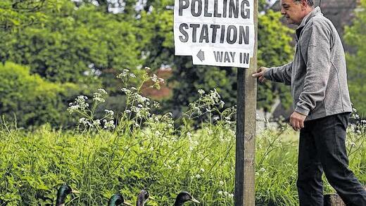 Die Europawahlen sind angelaufen: In Mattingley, etwa 50 Kilometer westlich von London, geht Clerk Phil Hinsley an vier Enten vorbei zum Wahllokal.