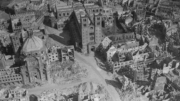 Ausgebrannte Ruinen in der Altstadt. Ausgebrannte Ruinen in der Altstadt.