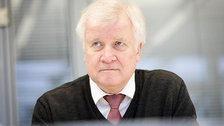 Horst Seehofer       -  Der frühere Ministerpräsident Horst Seehofer (CSU) hat Kritik der Landtags-Opposition an der 2013 erfolgten Privatisierung der rund 33 000 GBW-Wohnungen in Bayern im Zuge der Sanierung der Bayerischen Landesbank entschieden zurückgewiesen. Foto: Kay Nietfeld/dpa +++(c) dpa - Bildfunk+++ | Verwendung weltweit