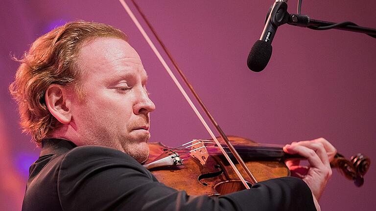 Daniel Hope       -  Das wird spannend, wenn der südafrikanisch-britische Star-Geiger Daniel Hope vor der historischen Kulisse des Luitpoldbads Violine spielt.