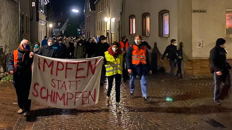 Unter dem Motto 'Impfen statt Schimpfen' waren rund 80 Menschen in Marktheidenfeld unterwegs. Unter dem Motto 'Impfen statt Schimpfen' waren rund 80 Menschen in Marktheidenfeld unterwegs. 