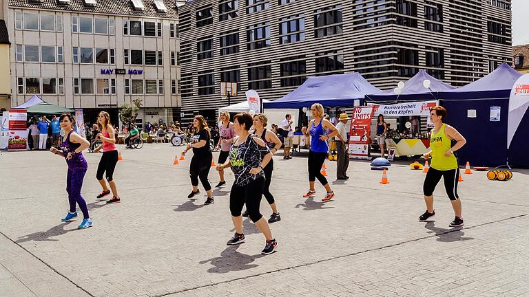 Die Zumba-Gruppe Heuchelhof in Aktion während des 11. Gesundheitstags 2018.