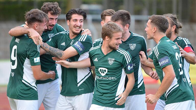 Das Kollektiv feiert: Pascal Moll (links) hat soeben zum 1:0 für den FC 05 getroffen, seine Schweinfurter Teamkollegen (von links) Lucas Zeller, Georgios Spanoudakis, Jannis Rabold (vorne), Nicolas Pfarr(hinten), Kevin Fery, Tim Kraus und Kristian Böhnlein gratulieren.