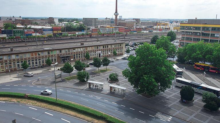 Der Vorplatz des Hauptbahnhofs soll sehr zum Missfallen der SPD nach dem Willen der Verwaltung erst Ende des Jahrzehntes saniert werden.