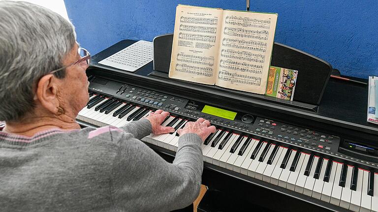 Viele Jahre hat Amanda Hufnagel Orgel in den Kirchen Großlangheims und Rödelsees gespielt. Heute spielt sie regelmäßig zuhause auf dem E-Piano.