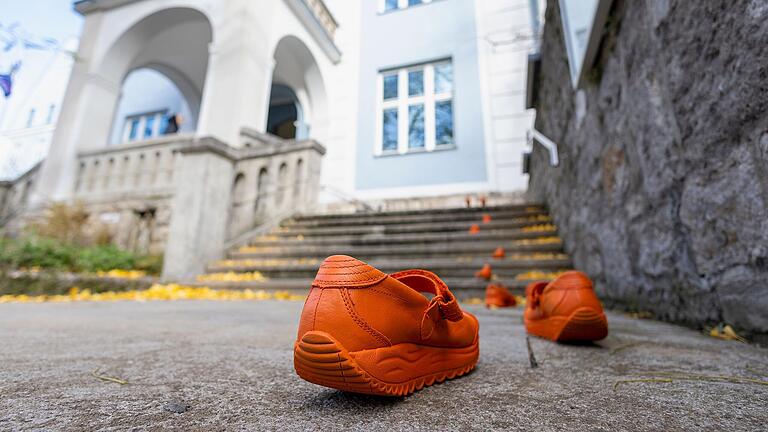 Aktion der Gleichstellungsstelle im Landratsamt Würzburg: Für jede in Deutschland im Jahr 2022 - durch den Partner oder Expartner - getötete Frau ist ein Paar Schuhe vor dem oder im Landratsamt aufgestellt. Aktion der Gleichstellungsstelle im Landratsamt Würzburg: Für jede in Deutschland im Jahr 2022 - durch den Partner oder Expartner - getötete Frau ist ein Paar Schuhe vor dem oder im Landratsamt aufgestellt.