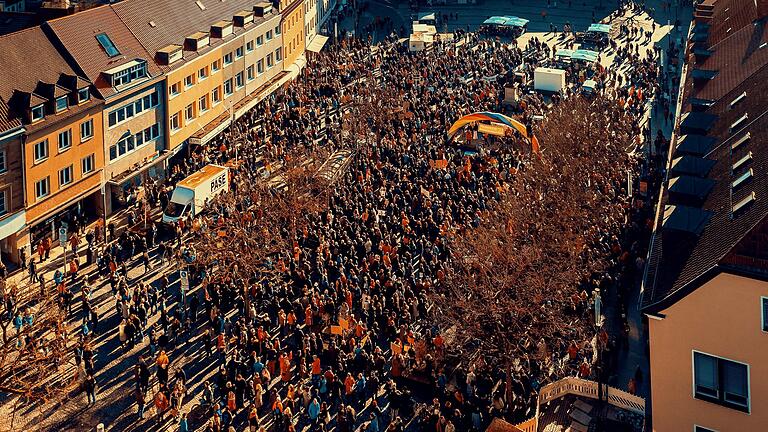 6500 Menschen kamen laut Schätzung der Polizei zur Demonstration 'Nie wieder ist jetzt' in Schweinfurt am 27. Januar. 6500 Menschen kamen laut Schätzung der Polizei zur Demonstration 'Nie wieder ist jetzt' in Schweinfurt am 27. Januar.
