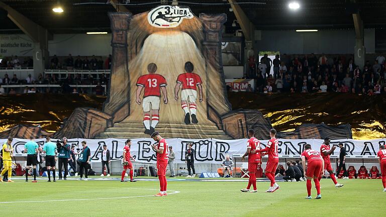 Sehnsuchtsort 3. Liga: Die Würzburger Fans verdeutlichen vor Anpfiff mit einer eindrucksvollen Choreografie noch einmal ihren großen Traum vom Aufstieg. Sehnsuchtsort 3. Liga: Die Würzburger Fans verdeutlichen vor Anpfiff mit einer eindrucksvollen Choreografie noch einmal ihren großen Traum vom Aufstieg.