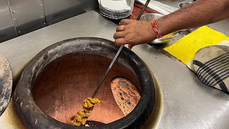 Taj Curryhaus in Bad Kissingen - Das 'Chicken Masala' wird auf Spießen im Tandoor gegart. Taj Curryhaus in Bad Kissingen - Das 'Chicken Masala' wird auf Spießen im Tandoor gegart.