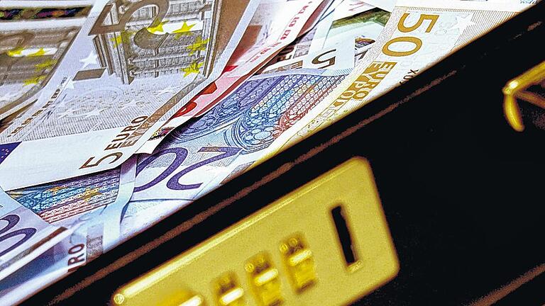 Ein Koffer voll Geld: Viele kleine Firmen wissen kaum noch, wo Korruption anfängt.