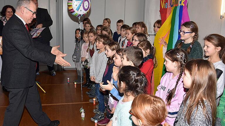 Als Überraschung wartete der Chor der Ganztagesklassen an der Grundschule Haßfurt mit Liedern und Geschenken auf.