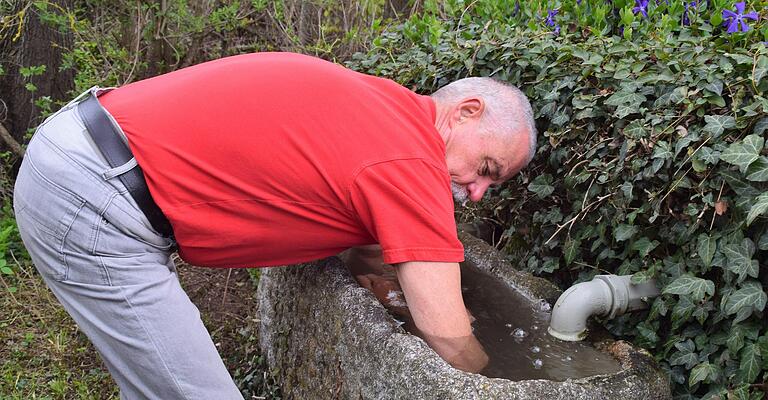 Nicht nur für die Beine gibt es ein Wasserbecken. Kneipp-Anwendungen gibt es auch für die Arme, wie Winfried Zeidner zeigt. Nicht nur für die Beine gibt es ein Wasserbecken. Kneipp-Anwendungen gibt es auch für die Arme, wie Winfried Zeidner zeigt.