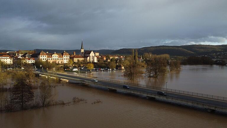 Die Kernstadt Hammelburg ist wegen ihrer erhöhten Lage kaum vom Hochwasser betroffen. Gesperrt ist allerdings der ufernahe Wohnmobilstellplatz.&nbsp; &nbsp;