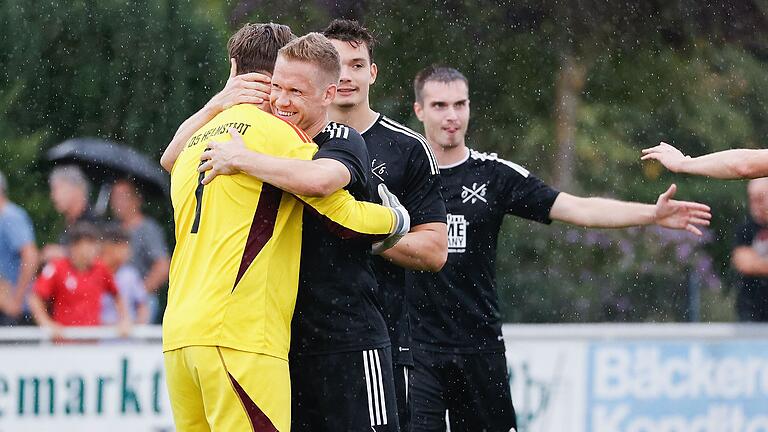 Freude über den Derbysieg gegen den TSV Uettingen: (von links) Torwart Marius Väth, Manuel Scheller, Jonas Martin und Kai Schlagmüller vom FV Helmstadt