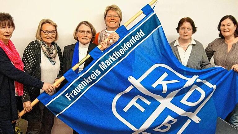 Die scheidende Vorsitzende Rosemarie Spielberg (Dritte von links) übergibt die Fahne an das neue Vorstandsteam des Katholischen Frauenkreises Marktheidenfeld mit (von links) Susanne Kötter, Karin Schneider-Schüßler, Christina Schlembach, Heidrun Bönig und Jutta Zenglein. Die scheidende Vorsitzende Rosemarie Spielberg (Dritte von links) übergibt die Fahne an das neue Vorstandsteam des Katholischen Frauenkreises Marktheidenfeld mit (von links) Susanne Kötter, Karin Schneider-Schüßler, Christina Schlembach, Heidrun Bönig und Jutta Zenglein.