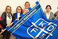 Die scheidende Vorsitzende Rosemarie Spielberg (Dritte von links) übergibt die Fahne an das neue  Vorstandsteam des Katholischen Frauenkreises Marktheidenfeld mit (von links) Susanne Kötter, Karin Schneider-Schüßler, Christina Schlembach, Heidrun Bönig und Jutta Zenglein.