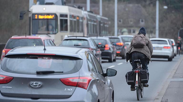 Engstelle Löwenbrücke: Straßenbahn, Autofahrer, Radfahrer und Fußgänger müssen sich den knappen Verkehrsraum teilen. Jetzt soll eine Lösung her.