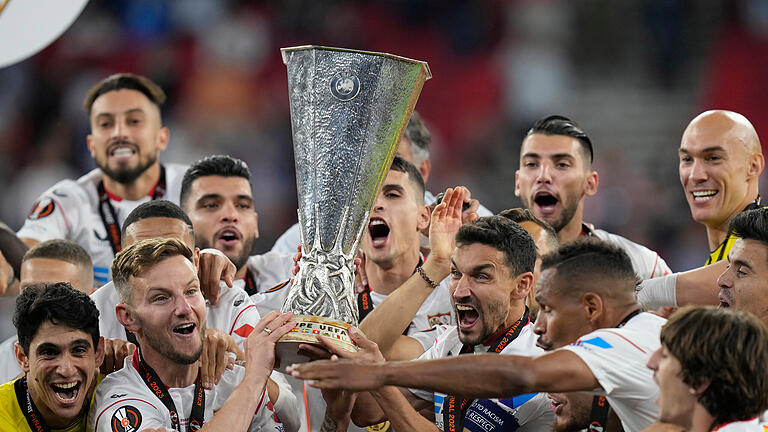 FC_Sevilla_78583544.jpg       -  In der vergangenen Saison sicherte sich der FC Sevilla den Sieg in der Europa League und damit den Einzug in die Champions League. Alle Infos zur EL-Übertragung im Free-TV und Stream gibt es hier.