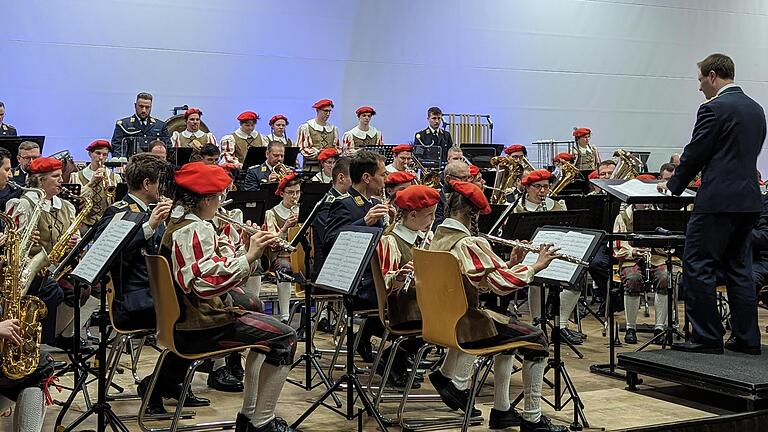 Das städtischen Jugendblasorchester Münnerstadt  durfte an der Seite der Profis musizieren.       -  Das städtischen Jugendblasorchester Münnerstadt  durfte an der Seite der Profis musizieren.