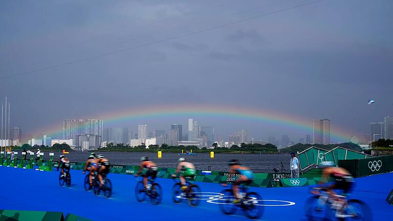 Tokio 2020 - Triathlon       -  Die Regenbogenfarben sind bei Olympia nicht nur am Himmel zu sehen, die LGBTQ-Community ist auch in Paris ein Thema.