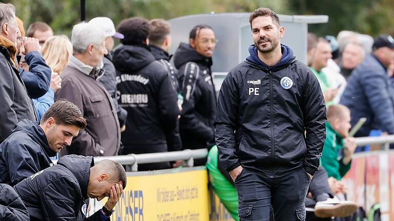 Waren auch mit der deutlichen Niederlage beim TSV Kornburg bedient: Trainer Philipp Eckart (rechts) und die beiden Co-Trainer Andreas Eisenmann (links) und Giuseppe Livadoti. Das Bild entstand im Bayernliga-Heimspiel gegen den SC Eltersdorf auf der Sepp-Endres-Sportlage in Würzburg.