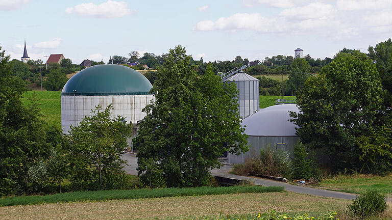 Die Biogasanlage der Fischer KG in Unterpleichfeld. Im Hintergrund links ist der Ortsteil Burggrumbach. Foto: Irene Konrad