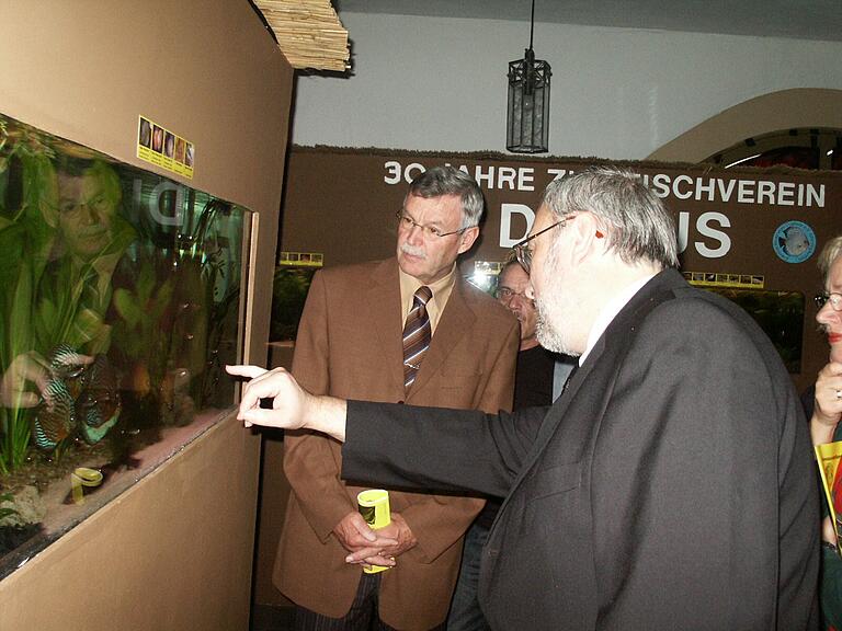 Immer wieder begeisterte der Zierfischverein mit Ausstellungen. In diesem Bild aus dem Jahr 2005 lässt sich der heutige Altbürgermeister und Ehrenbürger Hartmut Bräuer vom damaligen, inzwischen verstorbenen Vorsitzenden Johannes Behringer die bunte Unterwasserwelt zeigen.