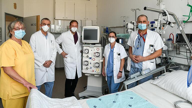 Fototermin in der Intensivstation der Missio Klinik in Würzburg. Wenn ein Patient trotz aller Bemühungen stirbt, dann nimmt dies das gesamte Team mit, sagt Dr. Matthias Held (Mitte).