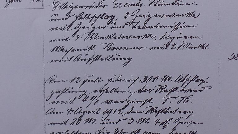 Wer kann es noch lesen? Am 12. Juli 1911 stellte der Uhrmachermeister Friedrich Holzöder der Gemeinde Wiesenbronn eine Rechnung über 380 Mark für 'eine neue Rathausuhr, Walzenräder - Stunden- und Halbschlag, 2 Zeigerwerke mit Zeiger und Transmission mit 4 Winkelwerken, Figuren, Mechanik, Hammer mit 2 Winkel mit Aufstellung'.