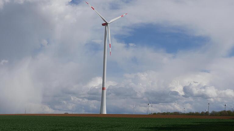 Die Grünen werfen Ministerpräsident Markus Söder (CSU) beim Klimaschutz Symbolpolitik vor. So sei etwa der Ausbau der Windkraft in Bayern durch die 10-H-Abstandsregel 'de facto tot'.