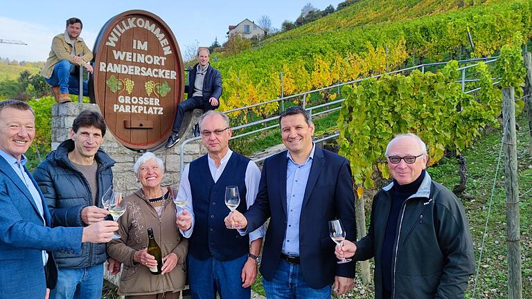 Das Fass am Ortseingang von Randersacker strahlt im neuen Glanz (von links): Allianz-Sprecher Peter Juks, Bruno Arnold, Rita Weidner, Stefan Morhard, Bürgermeister Michael Sedelmayer und Franz Sauer, stellvertretender Vorsitzender des Weinbauvereins. Neben dem Willkommensschild Allianz-Manager Bastian Lange und Martin Schmitt.