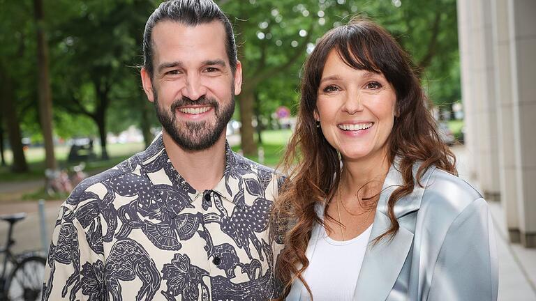 Carolin und David Kebekus.jpeg       -  'Kindergeburtstag für Erwachsene': Carolin Kebekus und ihr Bruder David Kebekus fordern in 'Wir gegen die! Die Kebekus Geschwister Show' andere Geschwisterpaare heraus.