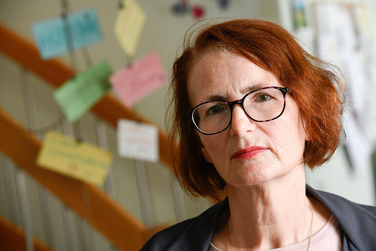 Waltraud Stubenhofer ist Diplom-Psychologin, Systemische Therapeutin und seit zehn Jahren die Leiterin des Krisendienstes. Waltraud Stubenhofer ist Diplom-Psychologin, Systemische Therapeutin und seit zehn Jahren die Leiterin des Krisendienstes.