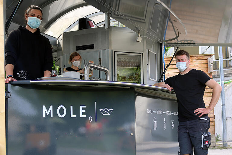 Auch die Mole 9 am Schweinfurter Mainufer hat wieder geöffnet. Inhaber Leonid Rosa und seinem Team gefällt das.