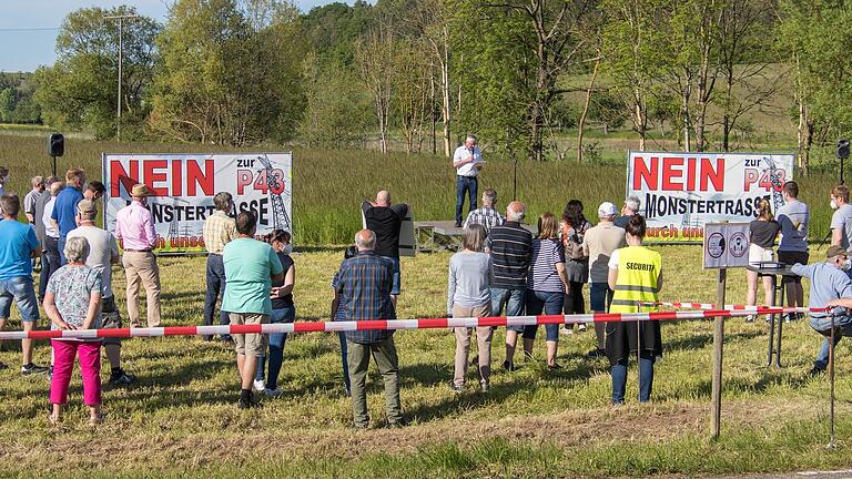 Zu einer Demonstration und Information gegen und über eine mögliche Alternativtrasse zur geplanten Wechselstromleitung P43 lud Bürgermeister Martin Göbel (auf dem Podium) nach Heßdorf ein. Zu einer Demonstration und Information gegen und über eine mögliche Alternativtrasse zur geplanten Wechselstromleitung P43 lud Bürgermeister Martin Göbel (auf dem Podium) nach Heßdorf ein.
