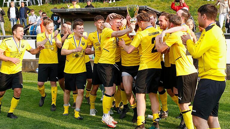 Die Spieler des TSV Eisingen jubeln über den Gewinn des Toto-Pokal-Wettbewerbs im Fußball-Kreis Würzburg. In der ersten Runde des landesweiten Wettbewerbs treffen die Eisinger auf den TSV Großbardorf. Die Spieler des TSV Eisingen jubeln über den Gewinn des Toto-Pokal-Wettbewerbs im Fußball-Kreis Würzburg. In der ersten Runde des landesweiten Wettbewerbs treffen die Eisinger auf den TSV Großbardorf.