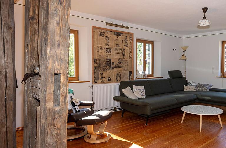 Blick ins Wohnzimmer mit den gerahmten Zeitschriftenseiten unter dem ursprünglichen Putz. Blick ins Wohnzimmer mit den gerahmten Zeitschriftenseiten unter dem ursprünglichen Putz.