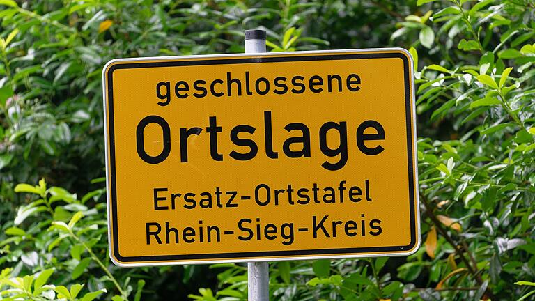 Hanf-Schild verschwunden - jetzt &bdquo;geschlossene Ortslage&rdquo;       -  Das Ortsschild Hanf ist verschwunden - nun weist eine Ersatz-Tafel auf eine &bdquo;geschlossene Ortslage&rdquo; hin.