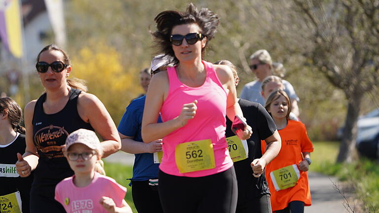 So lief der Saaletal-Marathon des SV Ramsthal       -  Bundestags-Abgeordnete Dorothee Bär (im Bild) startete in Ramsthal im Minimarathon und unterstützte mit ihrer Teilnahme die Aktion 'Jonas hilft'.
