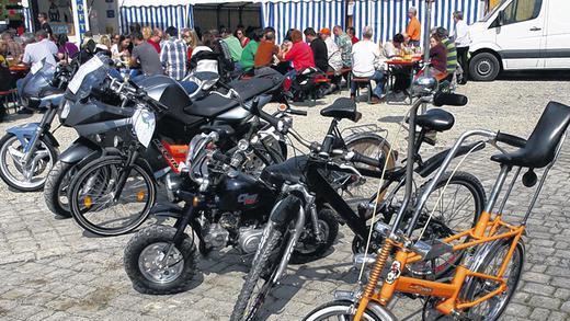 Aufgereiht wie die Orgelpfeifen: Fahrräder und Motorräder in guter Nachbarschaft beim Bike-Weekend.