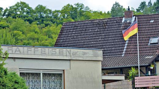 Kein Rückzug vom flachen Land: Die Geschäftsstelle Karlstadt-Laudenbach der Raiffeisenbank Main-Spessart gibt es nicht mehr. Doch noch immer hat die Landkreis-Raiba 46 Filialen. Typisch für regional verankerte Institute, die trotz Kostendruck, Wettbewerb und teurer Regulierung zum Konzept der Bank um die Ecke stehen. Kein Rückzug vom flachen Land: Die Geschäftsstelle Karlstadt-Laudenbach der Raiffeisenbank Main-Spessart gibt es nicht mehr. Doch noch immer hat die Landkreis-Raiba 46 Filialen. Typisch für regional verankerte Institute, die trotz Kostendruck, Wettbewerb und teurer Regulierung zum Konzept der Bank um die Ecke stehen.