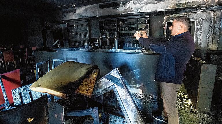 Staatsschutz ermittelt nach Feuer in türkischem Restaurant       -  Ali Tulasoglu steht vor den Trümmern seiner Existenz. Sein türkisches Restaurant wurde Mitte Oktober bei einem Brandanschlag in Schutt und Asche gelegt.