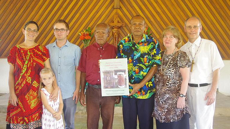 Ehepaar Annegret und Knut Cramer, Seminarleiter Pfarrer Beka Kosieng, Pfarrer William Sugoho, Karin und Hans Gernert bei ihrem Besuch in Papua Neuguinea.